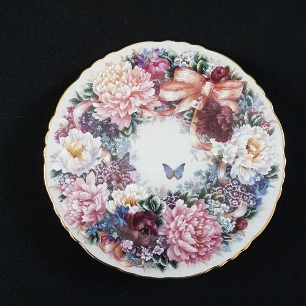 Lena Liu, CIRCLE OF LOVE Decorative Wall Plate, 7.25 inch, First Issue Floral
